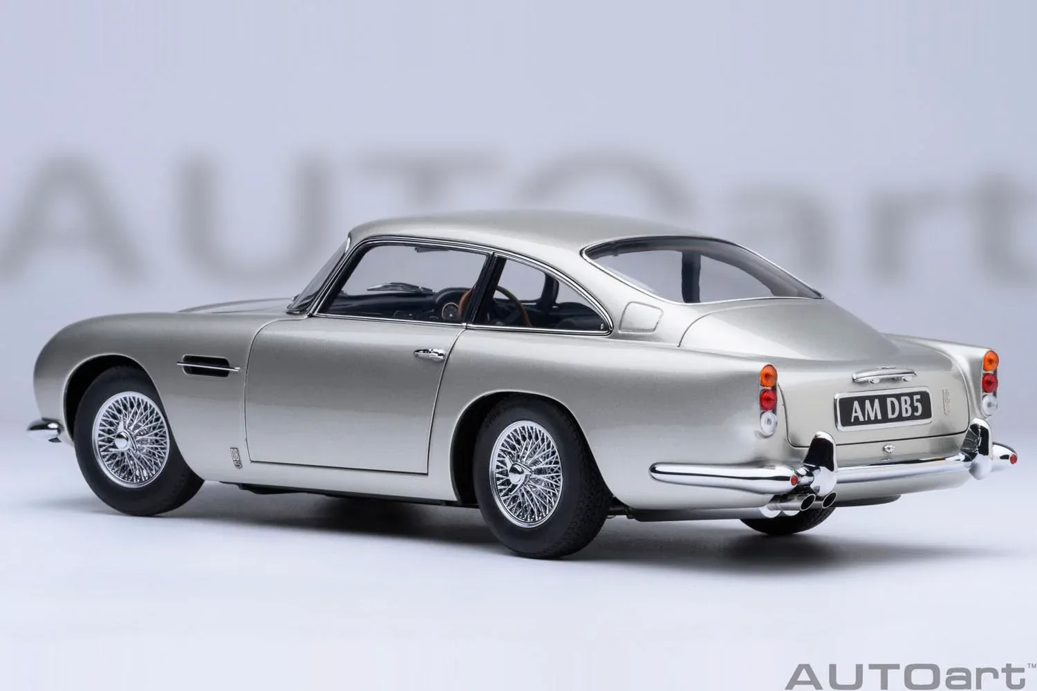 Autoart Aston Martin Db5 Model 1/18 Silver Metallic 70287 Replica Car - Image 2